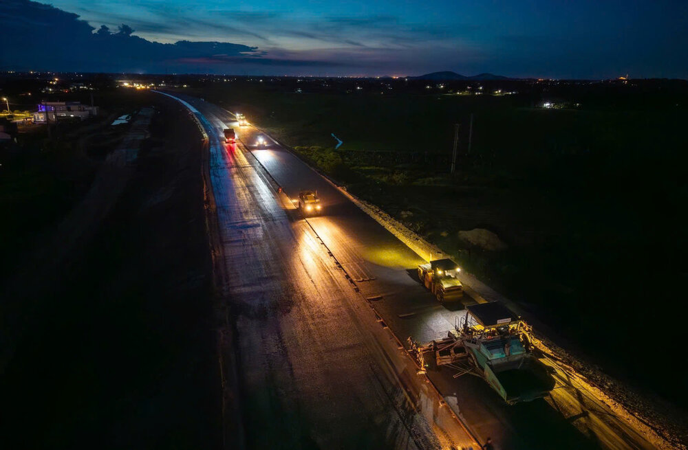 De du an ve dich som, cac nha thau da huy dong hon 4.000 nhan su, gan 1.800 dau may moc thiet bi, to chuc thi cong xuyen dem, xuyen le Tet. Ảnh: Nguyen Hung