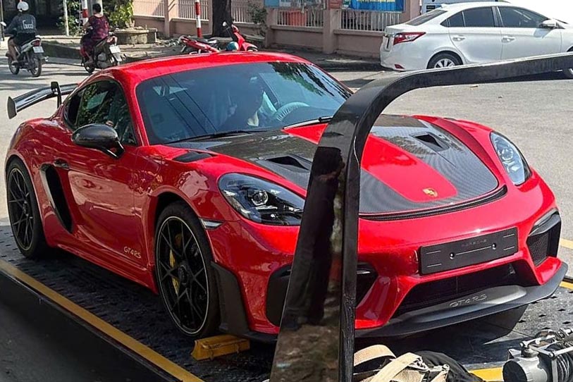 The first prototype Porsche 718 Cayman GT4 RS appeared in Ho Chi Minh City, attracting the attention of high-performance sports car enthusiasts. Photo: Manh Duong