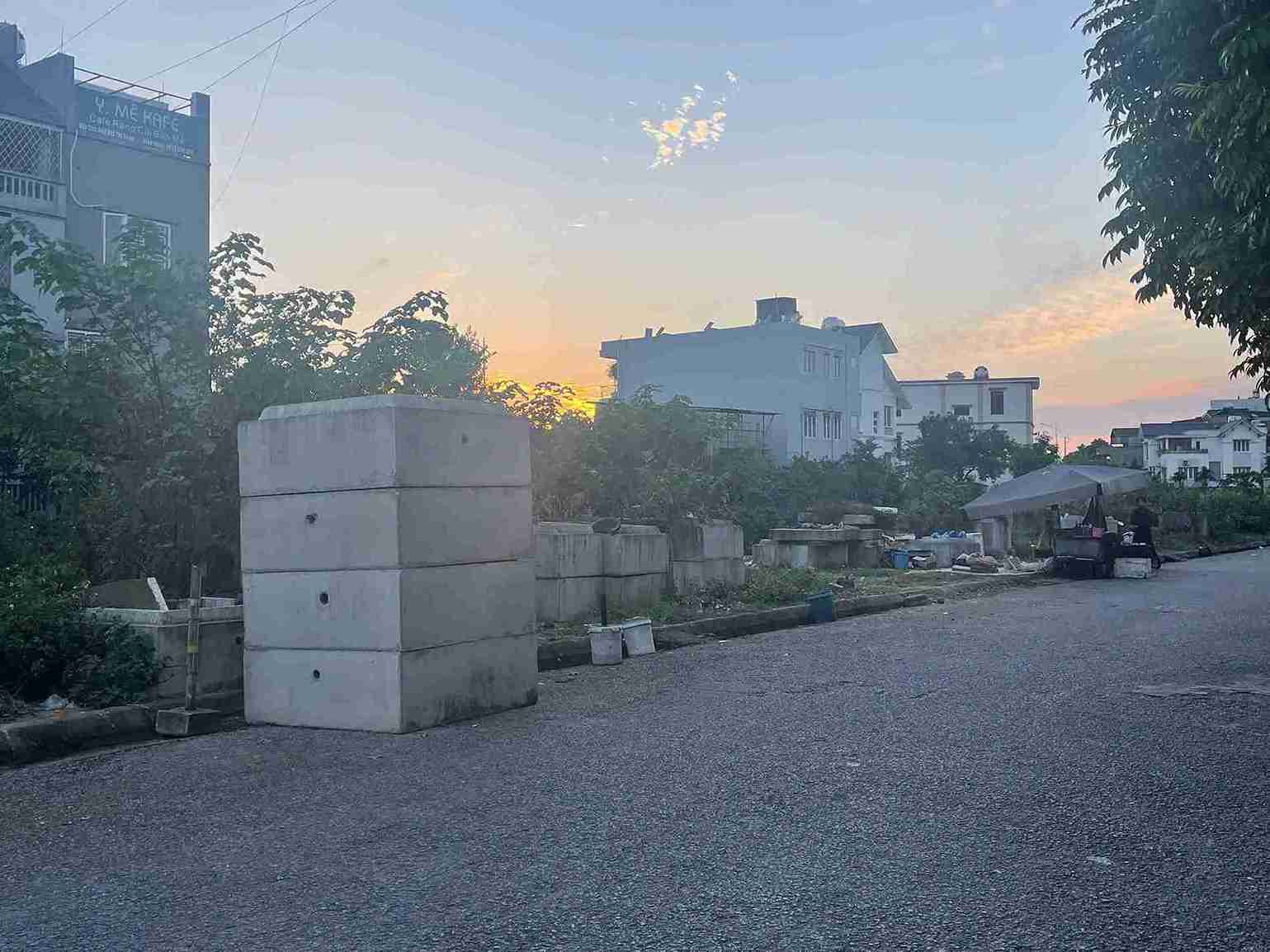 Vật liệu xây dựng lấn chiếm vỉa hè, lòng đường khu đô thị Ngọc Châu, phường Hải Dương (Hải Phòng).