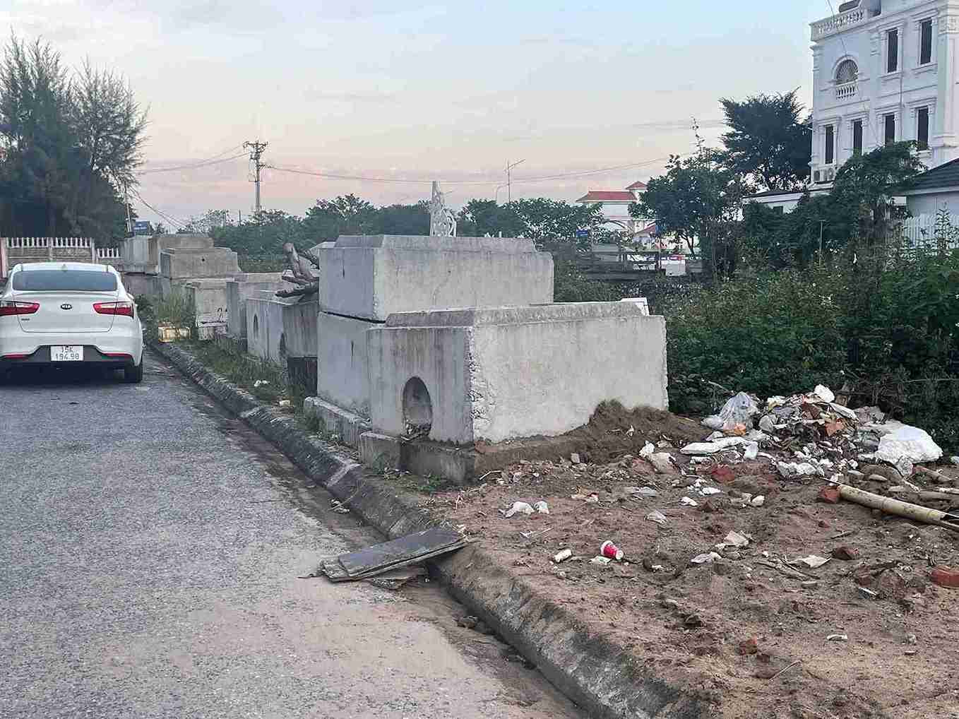 Vỉa hè từng là không gian sinh hoạt cộng đồng nay bị xới lên để đặt nắp bê tông. Ảnh: Mai Hương