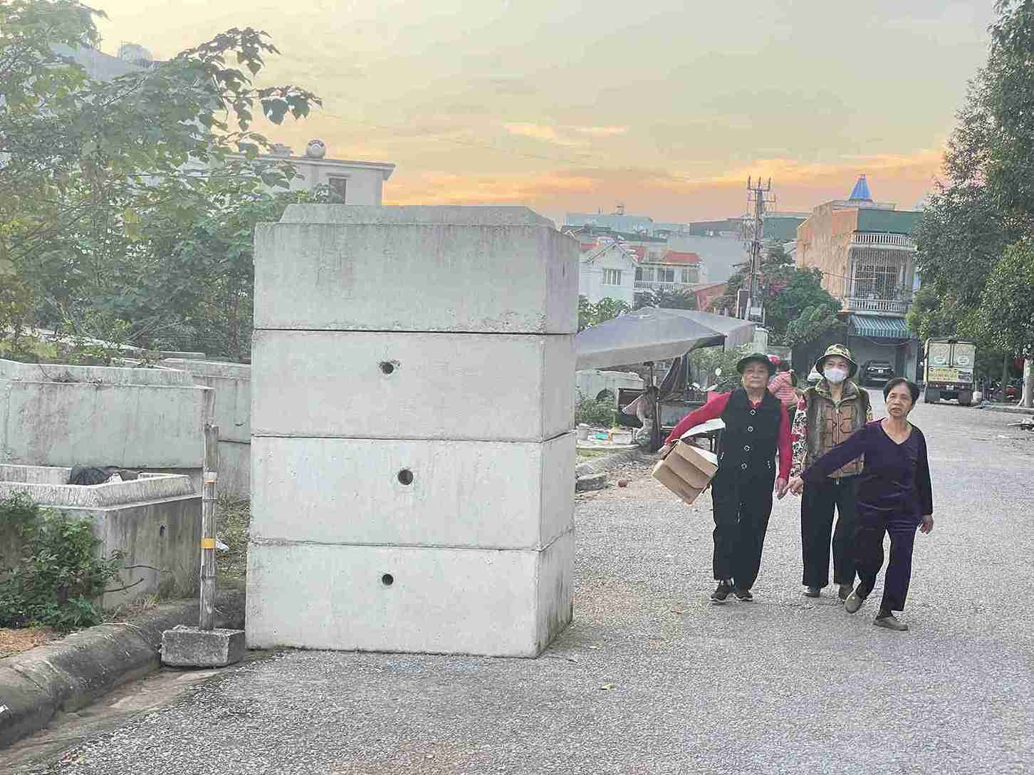 Người dân Hải Phòng phản ánh tình trạng vật liệu xây dựng chiếm dụng không gian. Ảnh: Mai Hương