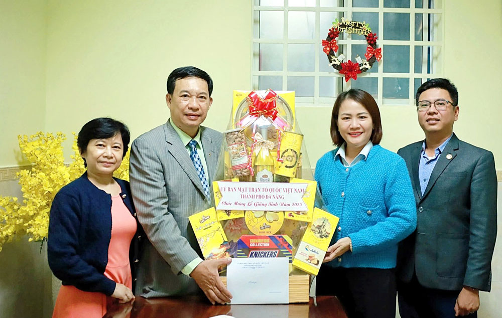Leaders of the Vietnam Fatherland Front Committee of Da Nang City visited and congratulated the cardinal and cardinal on Christmas 2025. Photo: Vietnam Fatherland Front of Da Nang.