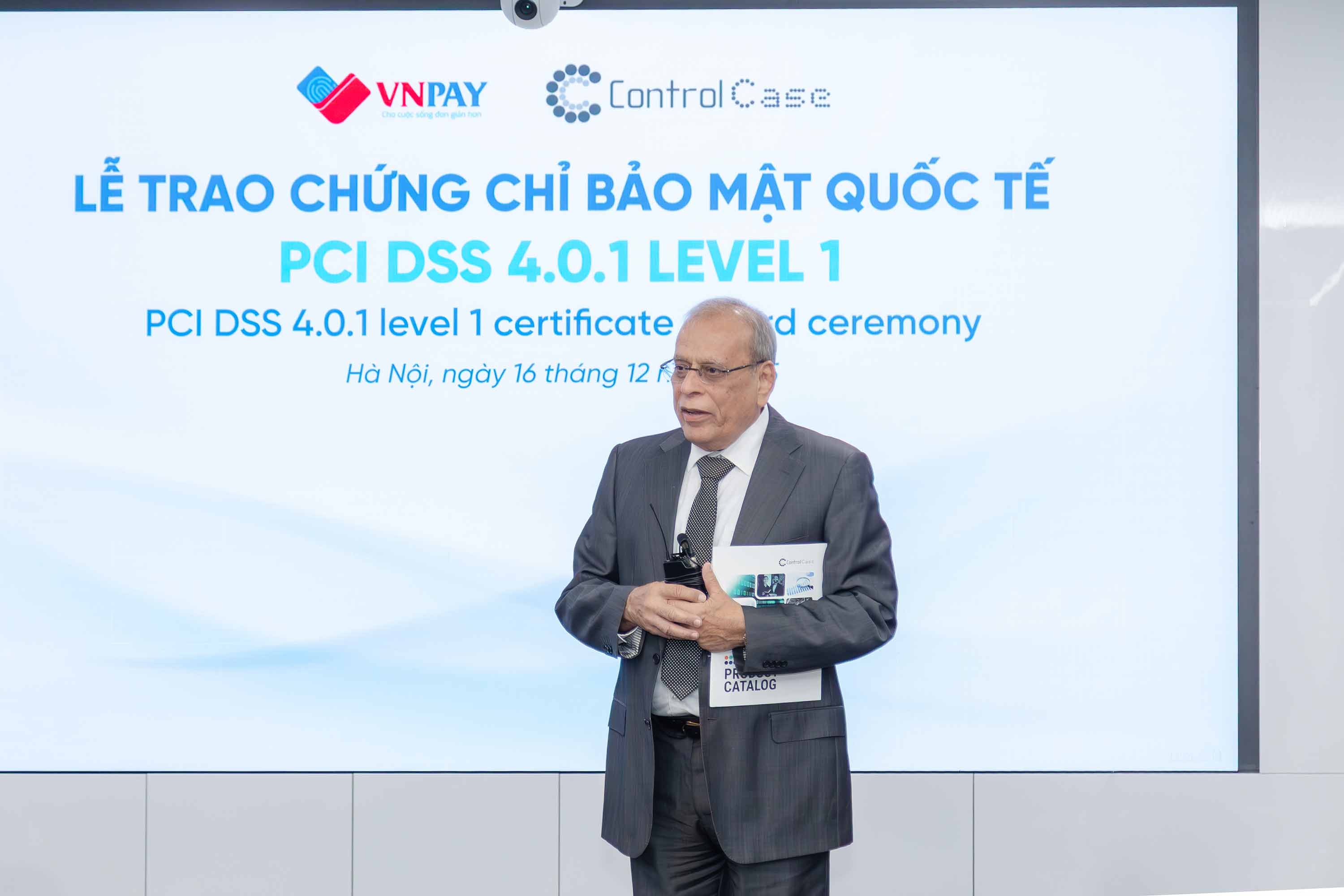 Ong Suresh Kumar Dadlani - Chu tich, Giam doc Control Case trong Le trao chung chi bao mat quoc te PCI DSS 4.0.1 level 1 cho VNPAY. Ảnh: VNPAY