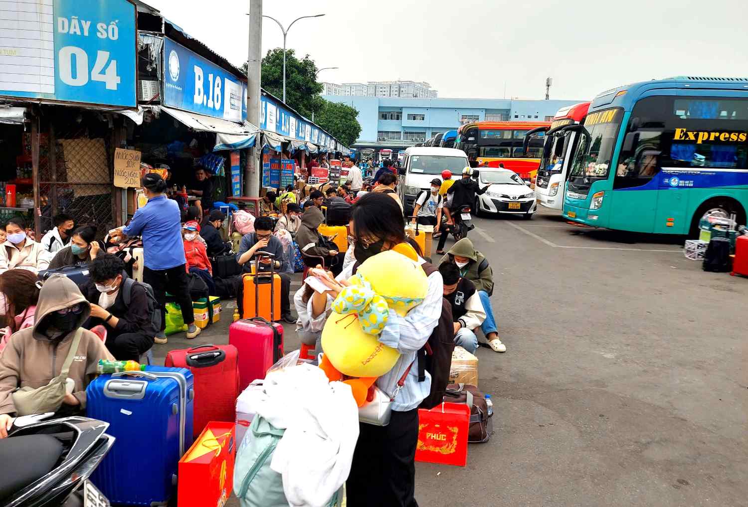 Hanh khach di lai o ben xe Mien Dong cu dip Tet Nguyen dan 2025.  Anh: Minh Quan