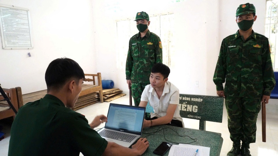 Illegally entering Vietnam, Nguyen Van Trung Hieu (in white shirt) was discovered and arrested by the Border Guard. Photo: Provided by Border Guard