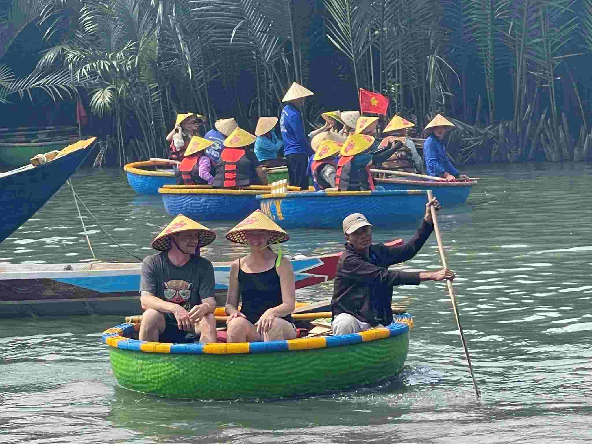 ベイマウのココナッツの森でのカゴ体験はホイアンの魅力的な観光商品です。写真: ハイファム