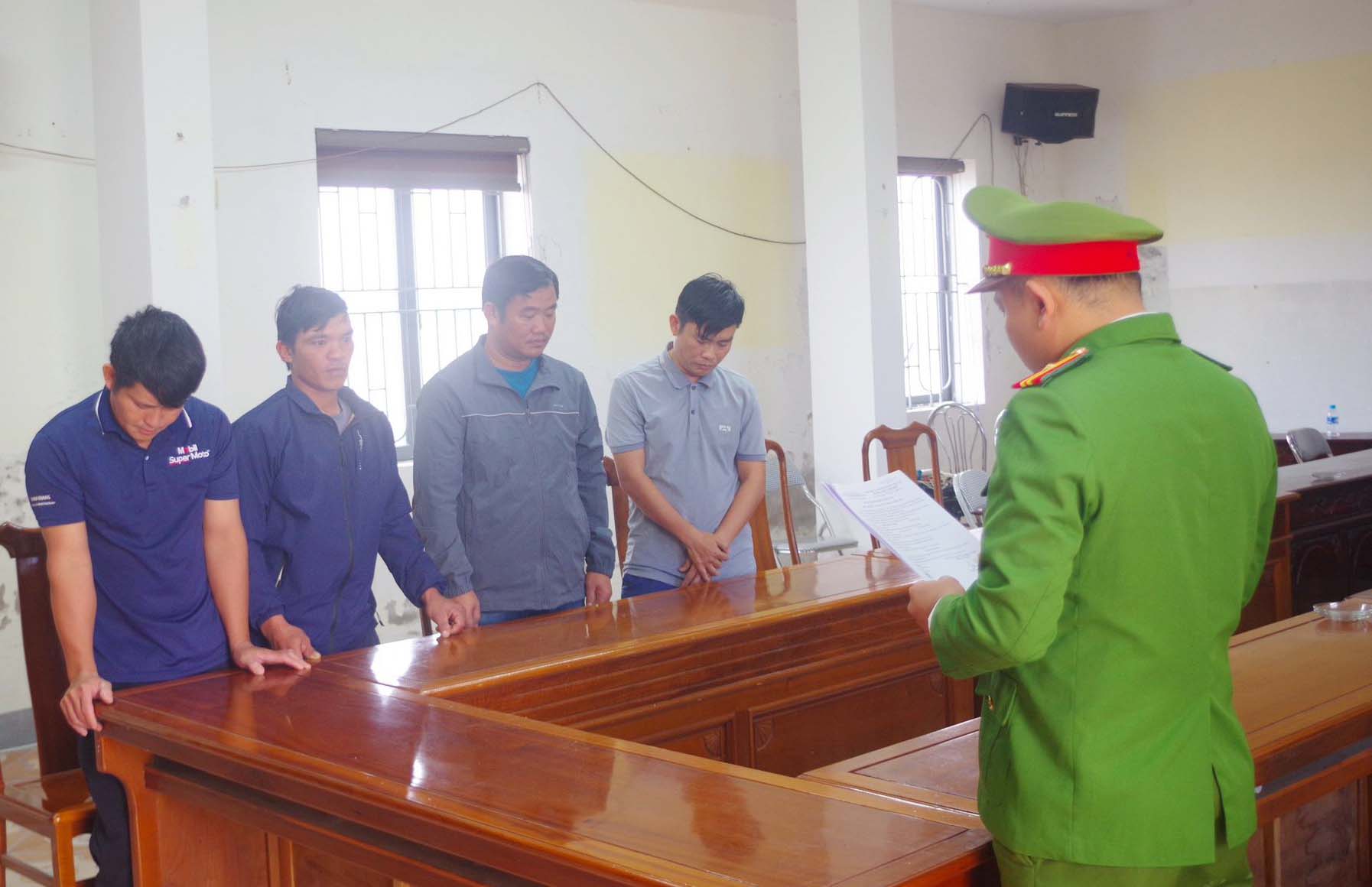 Poursuite de 4 suspects pour jeu. Photo : Police de Ha Tinh