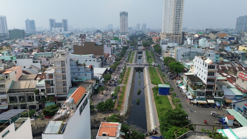  Doan kenh Hang Bang doan tu duong Ngo Nhan Tinh den kenh Van Tuong duoc hoan thanh dau nam 2025 thuoc giai doan 2 du an  nay da tro thanh diem vui choi, tap the duc ly tuong cua nguoi dan khu vuc Cho Lon moi buoi chieu. Ảnh: Anh Tu