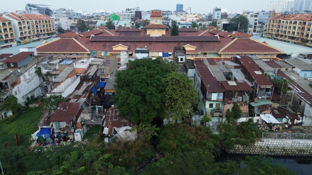  Doan kenh tu duong Mai Xuan Thuong den duong Ngo Nhan Tinh dang con dang do do vuong mot so mat bang tai khu vuc phia sau lung cho Binh Tay. Ảnh: Anh Tu