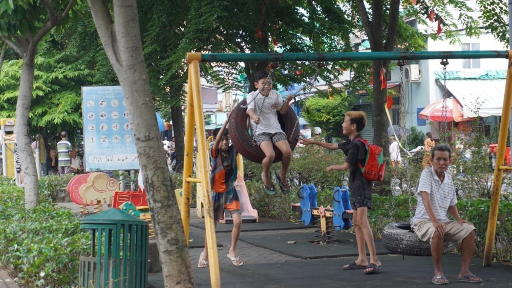  Khu vuc giai doan 1 du an doan Binh Tien den kenh Lo Gom, nay cay coi phu xanh 2 ben bo kenh, doc kenh con duoc lap dat thiet bi the duc the thao, vui choi giai tri cho nguoi dan. Ảnh: Anh Tu