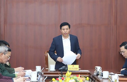 Pho Chu tich UBND tinh Lai Van Hoan bao cao ket qua cong tac phat trien nha o va thi truong bat dong san cua tinh. Anh: Cong TTDT tinh Hung Yen