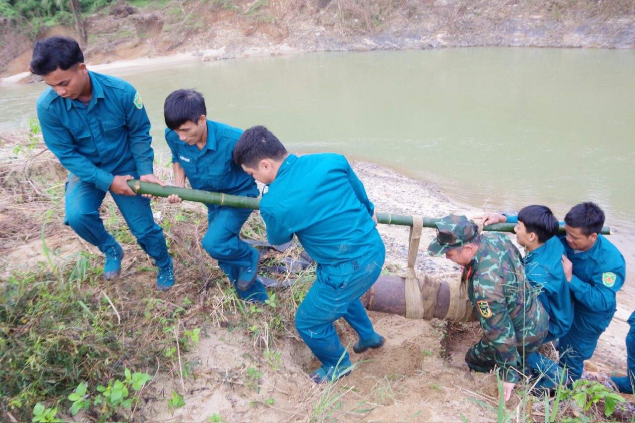The army has just safely handled a bomb weighing more than 150kg after the flood in Khanh Hoa. Photo: Khanh Hoa Provincial Military Command