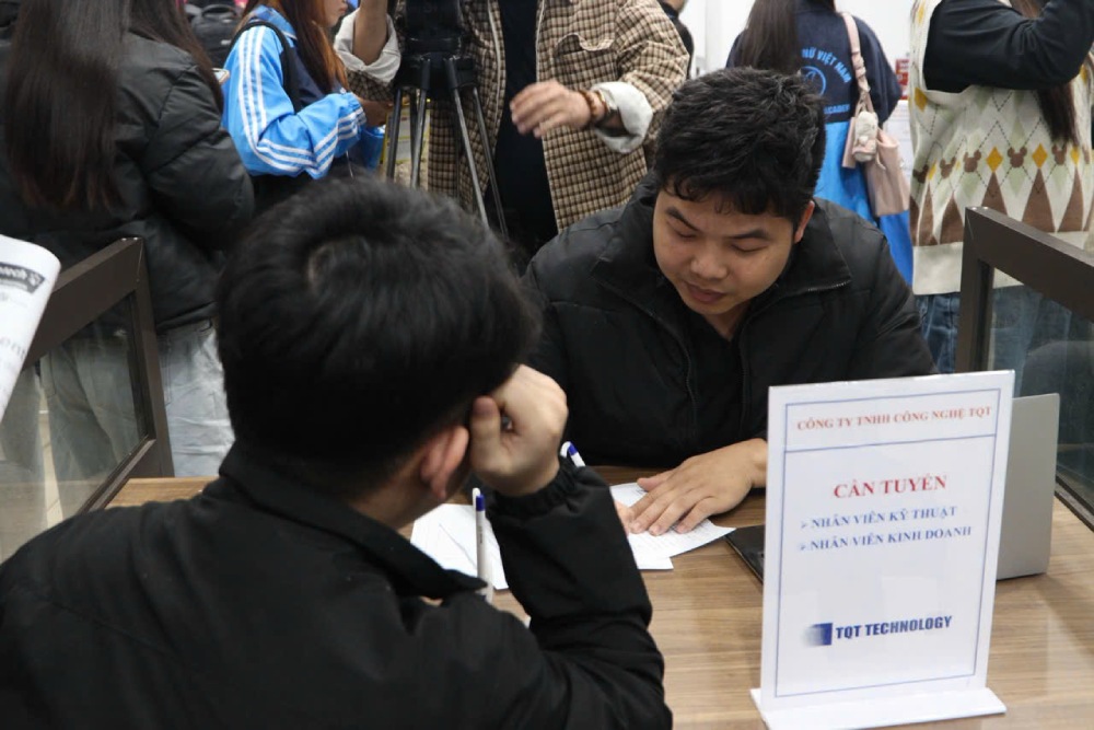 Lao dong tre tim viec lam thoi vu tai phien giao dich viec lam do Trung tam Dich vu viec lam Ha Noi to chuc. Anh: Quynh Chi