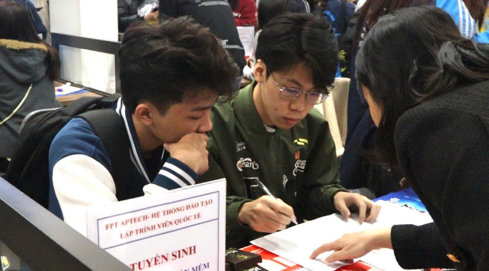 Young workers find seasonal jobs at the job fair organized by the Hanoi Employment Service Center. Photo: Quynh Chi