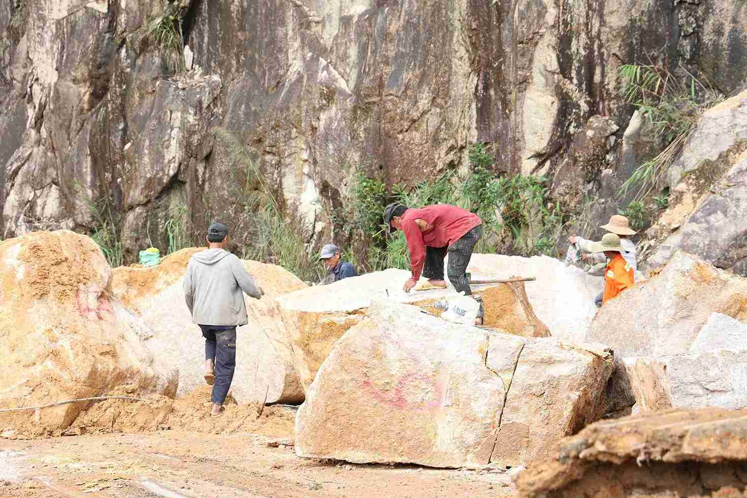 Du kien, viec xu ly dat da va khac phuc cac diem sat lo con lai se hoan thanh trong khoang mot tuan. Anh: Ba Duy