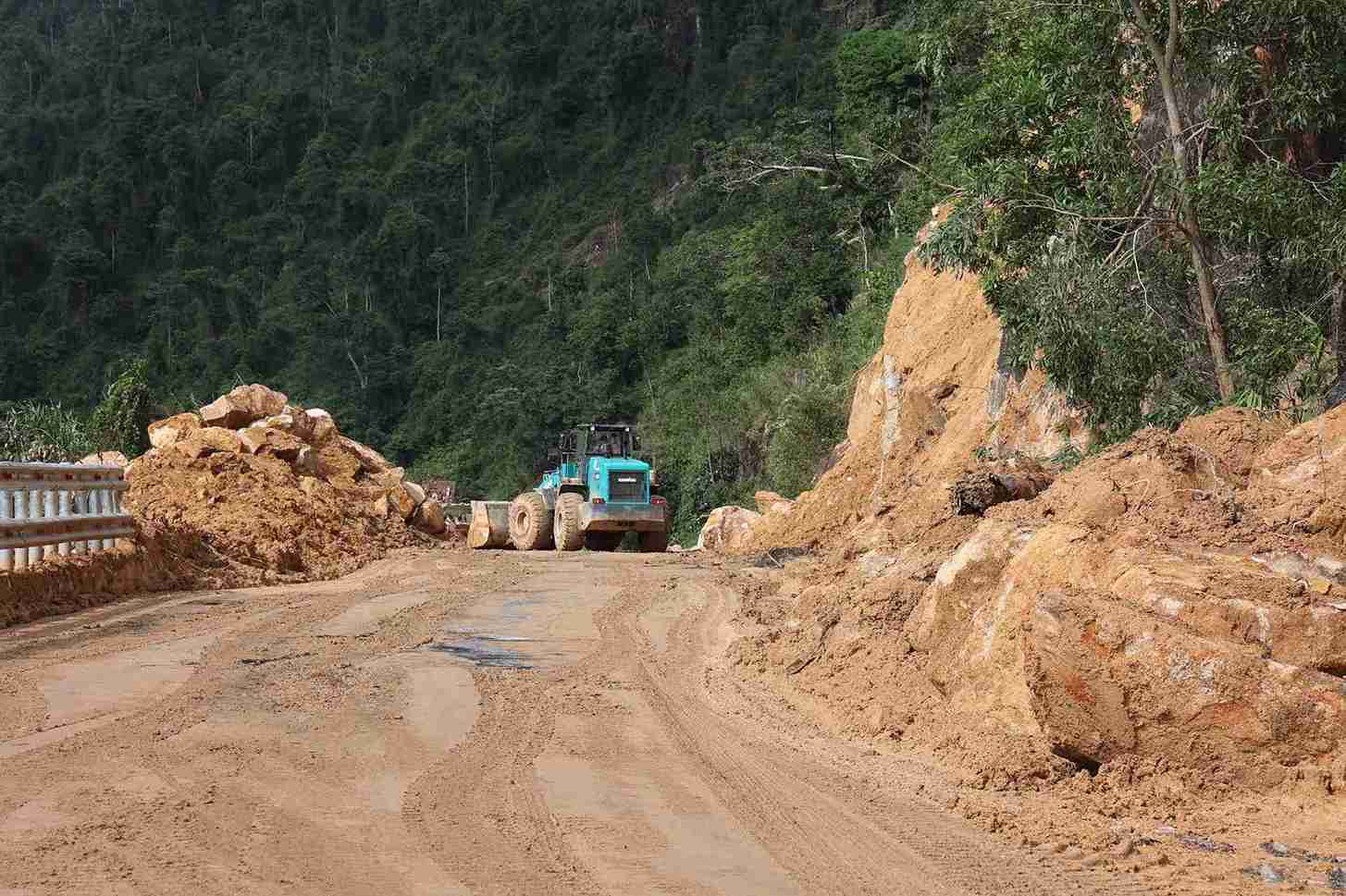 Many locations on Khanh Le Pass still have large rocks that cannot be relocated. Photo: Ba Duy