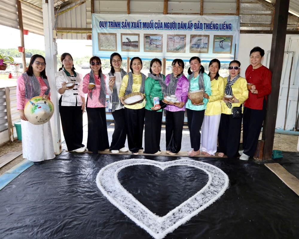 Nhung mon an dan da, mat lanh duoc che bien tu nguyen lieu 'cay nha la vuon' luon la diem cong lon, giup du khach xua tan cai nang xu bien. Ảnh: Thai Bao