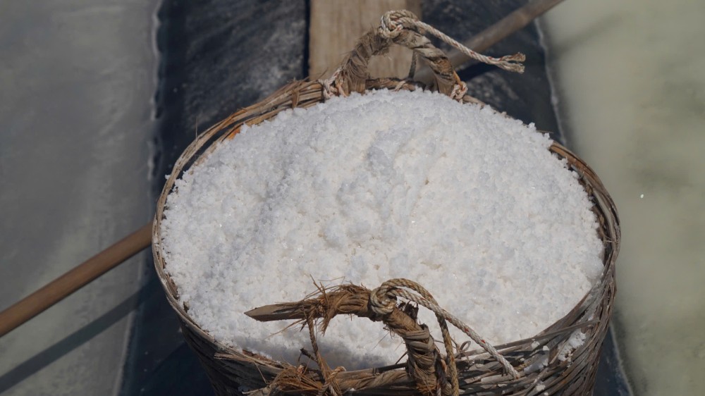 Nhung ban tay chai san, ram nang cua nguoi dan ap dao nang niu tung voc muoi trang tinh khoi - thanh qua sau nhung thang ngay 'ban mat cho dat, ban lung cho troi'