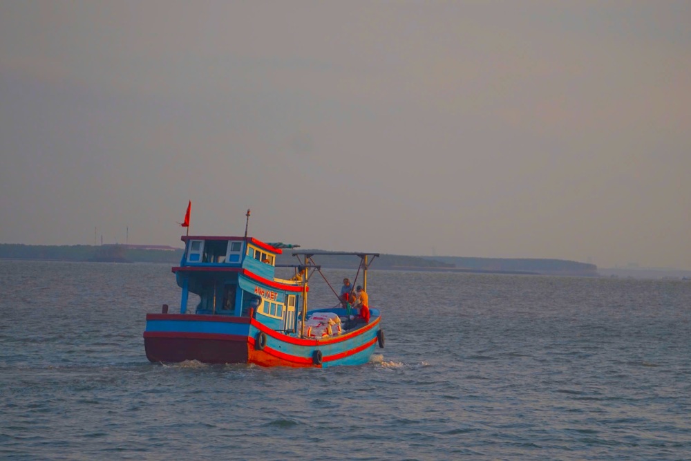 Nhung chuyen tau go truyen thong van la 'nhip cau' huyet mach ket noi ap dao voi dat lien, uu diem la chi phi thap nhung thoi gian di chuyen kha dai. Ảnh: Thai Bao