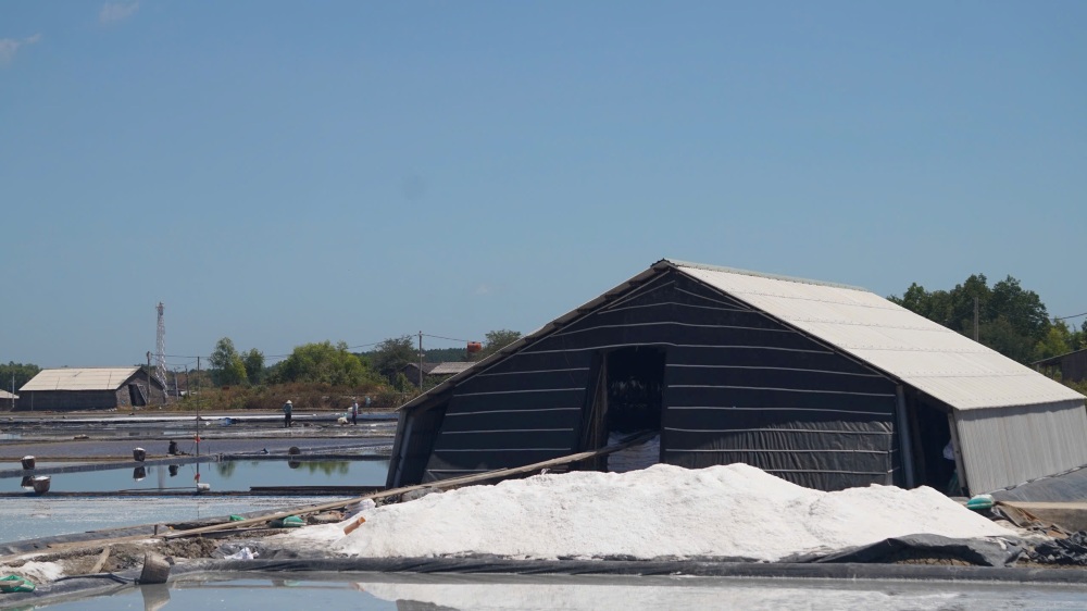 Nhung hat muoi trang ngan duoc ket tinh tu nuoc bien va mo hoi cong suc cua nguoi lao dong. Ảnh: Thai Bao
