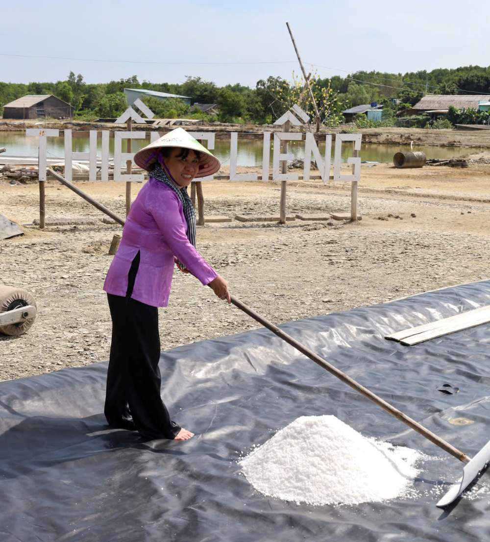 Du khach hao hung xan quan loi ruong, tu tay cam cao thu hoach de thau hieu hon ve su vat va va gia tri cua hat muoi Thieng Lieng. Ảnh: Thai Bao