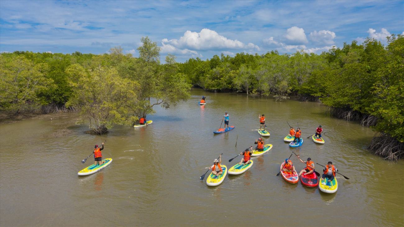Du khach cheo sup tai rung ngap man Can Gio. Anh: Thanh Chan 