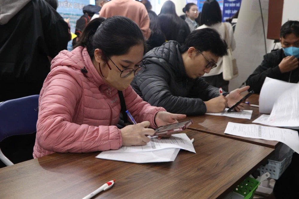 According to the Hanoi Employment Service Center, the labor market in the last months of the year in the capital was reinforced by an investment platform and a positive business environment. Photo: Quynh Chi