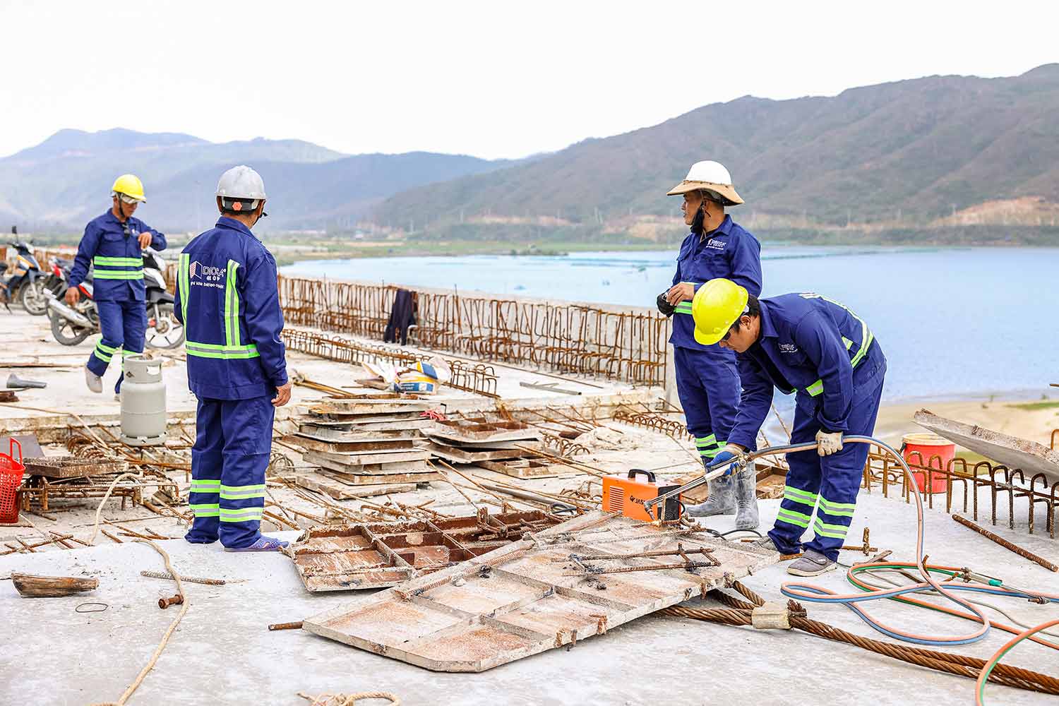 Cong nhan cap tap thi cong de dam bao cong trinh ve dich dung hen. Nguon: MerryLand Quy Nhon