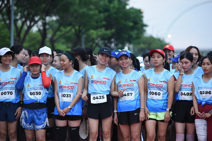 The 2025 "Connecting Steps - Joining Hands to Sharing" race attracted 800 workers in Da Nang. Photo: My Linh