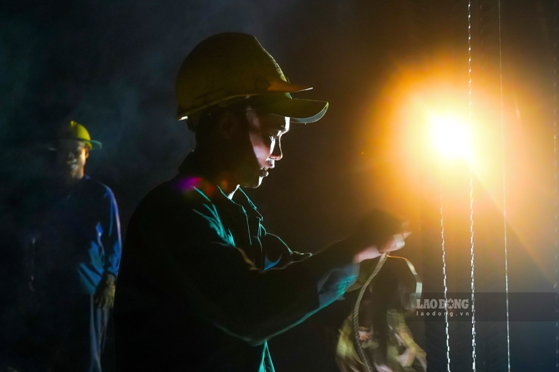 Tren cong truong, hang nghin ky su, cong nhan lam viec lien tuc theo che do “3 ca, 4 kip”, bam tuyen ngay dem. Nhung ngay le, Tet, cong truong van sang den, may moc khong ngung van hanh. 