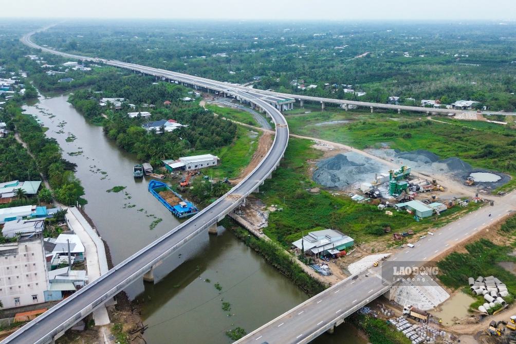 Sau thoi gian dai doi mat voi kho khan, nhung doan tuyen dau tien dan lo dien. Nen duong duoc gia co, cau cong lan luot hoan thanh, mat duong tham nhua tung buoc hoan thien.