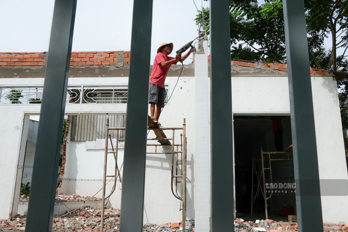 Cong tac giai phong mat bang trai dai qua nhieu tinh, thanh lien quan truc tiep den doi song cua hang nghin ho dan. Viec di doi nha cua, cong trinh ha tang va chuyen doi sinh ke la thach thuc lon.