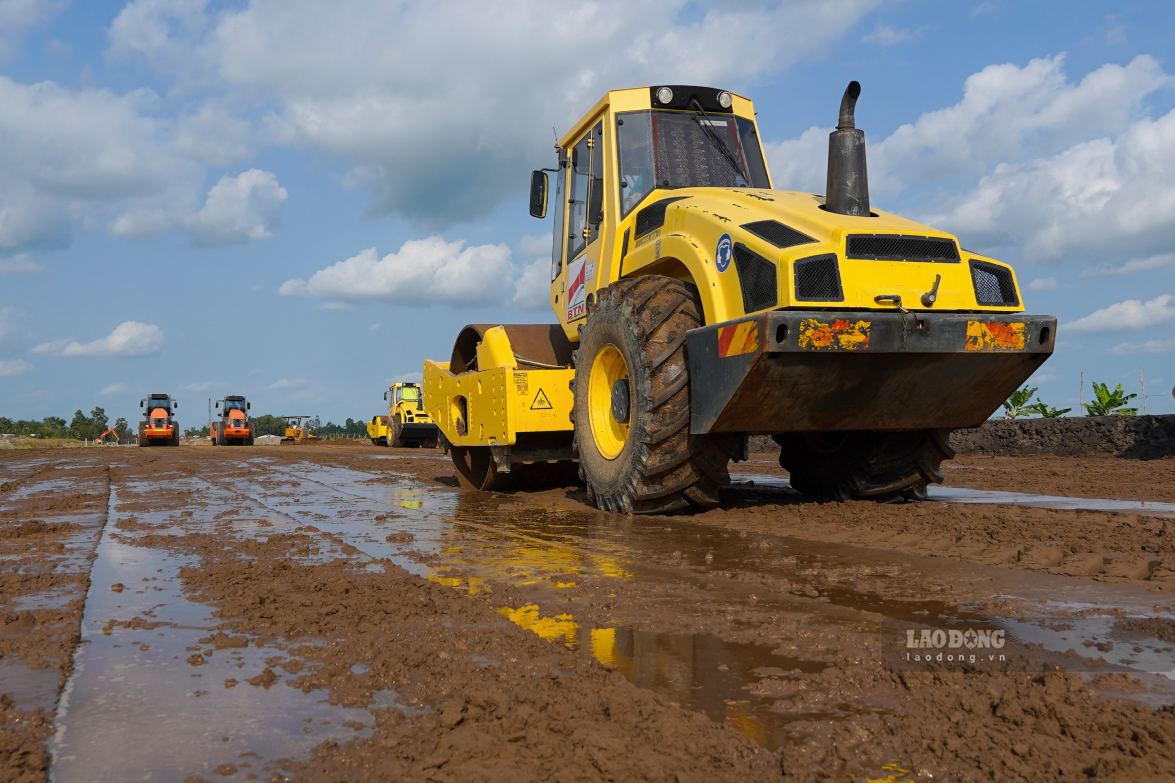 Cao toc di qua khu vuc nen dat yeu, nhieu song rach, khien viec thi cong nen duong gap kho khan. Trong qua trinh trien khai, du an doi mat voi tinh trang thieu hut nghiem trong nguon cat dap nen, gay ap luc tien do.