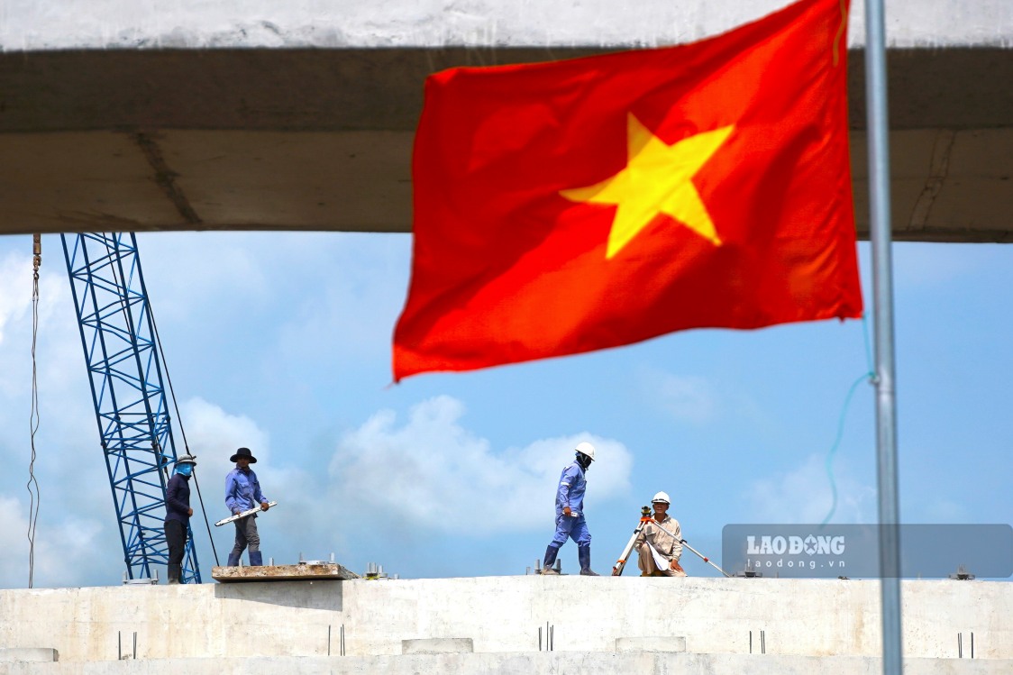 Cac nha thau khong ngung doi moi bien phap thi cong, trien khai nhieu mui thi cong dong loat, tang cuong thiet bi hien dai va bo sung nhan luc kip thoi. Cac giai phap ky thuat duoc dieu chinh linh hoat, phu hop voi dieu kien tung doan tuyen, vua dam bao tien do vua bao dam chat luong va an toan.