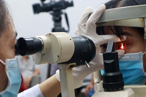 Just one heavy lift can put a person with severe myopia under great pressure on the eyes, making the thin and weak retina more susceptible to tearing or peeling. Photo: Huong Son