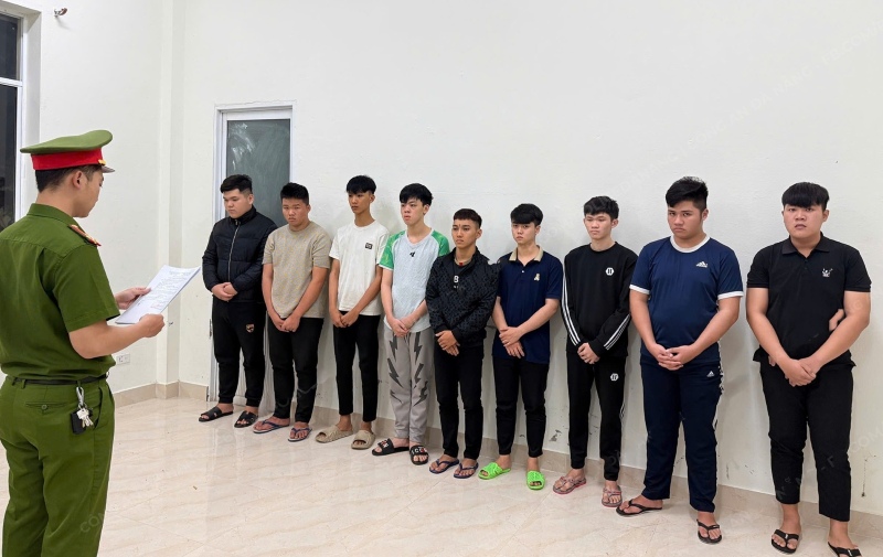 Da Nang khoi to, bat giam 9 doi tuong mang hung khi, dua xe, gay roi trat tu cong cong giua dem khuya. Anh: CACC