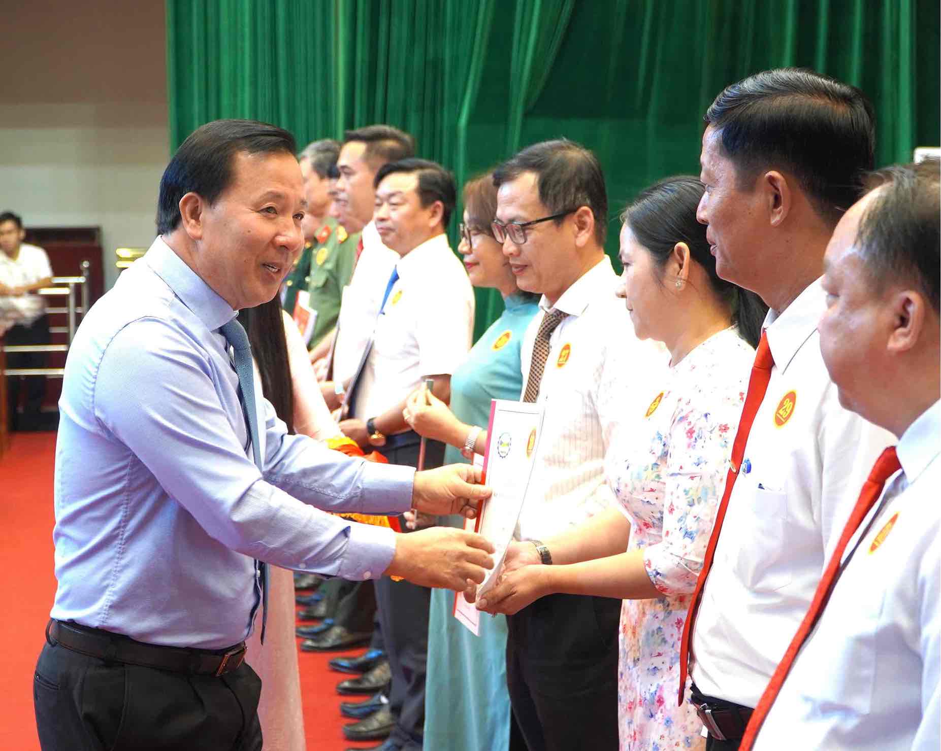Chairman of Dong Nai Provincial People's Committee Nguyen Van Ut assigned targets to agencies, units and localities. Photo: HAC