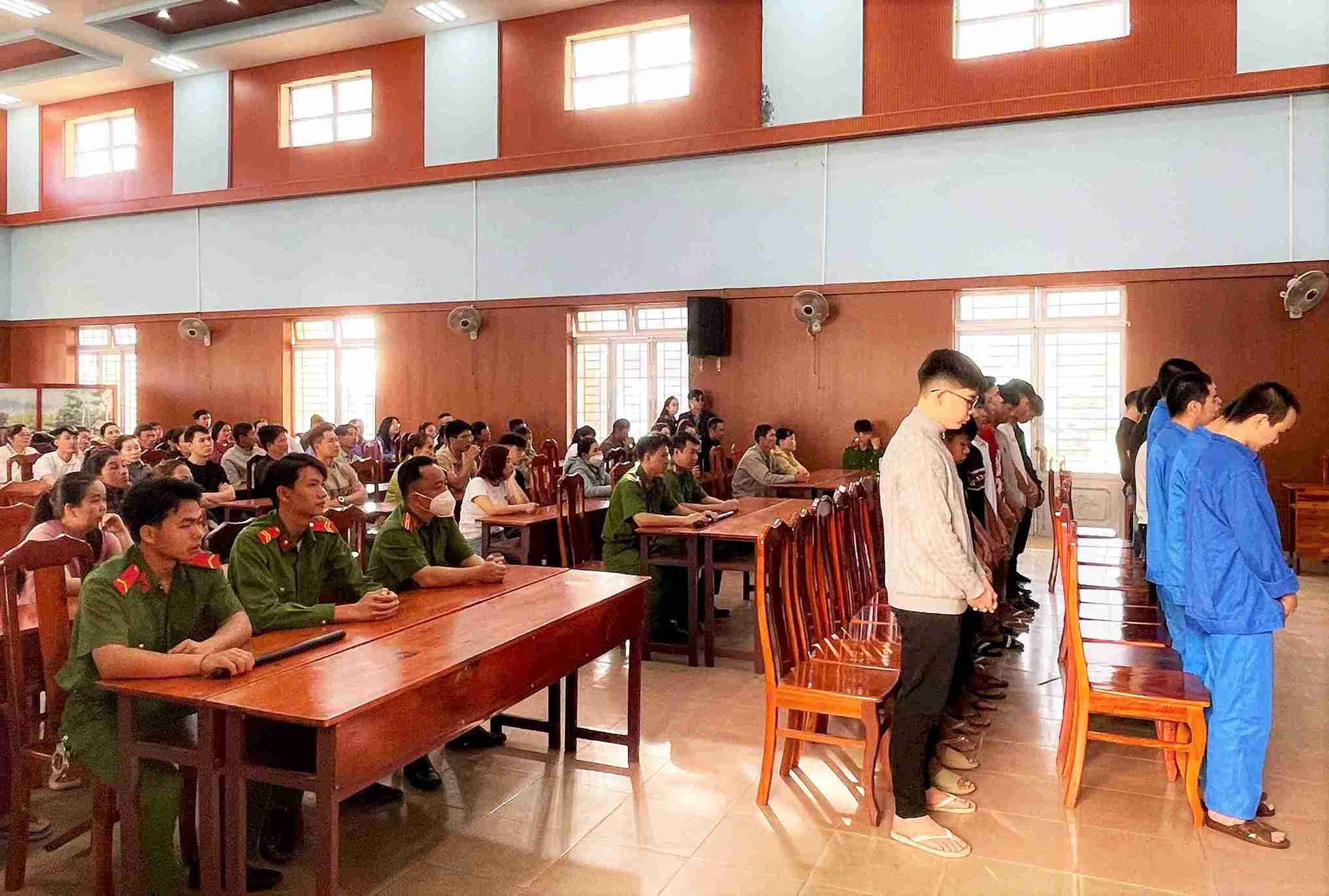 Phiên tòa lưu động thu hút đông đảo người dân đến dự. Ảnh: Phúc Khánh