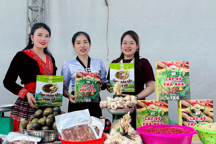 Red peanuts products of Muong Cha commune are displayed and promoted at many promotional fairs in and outside the province. Photo: Muong Cha Commune