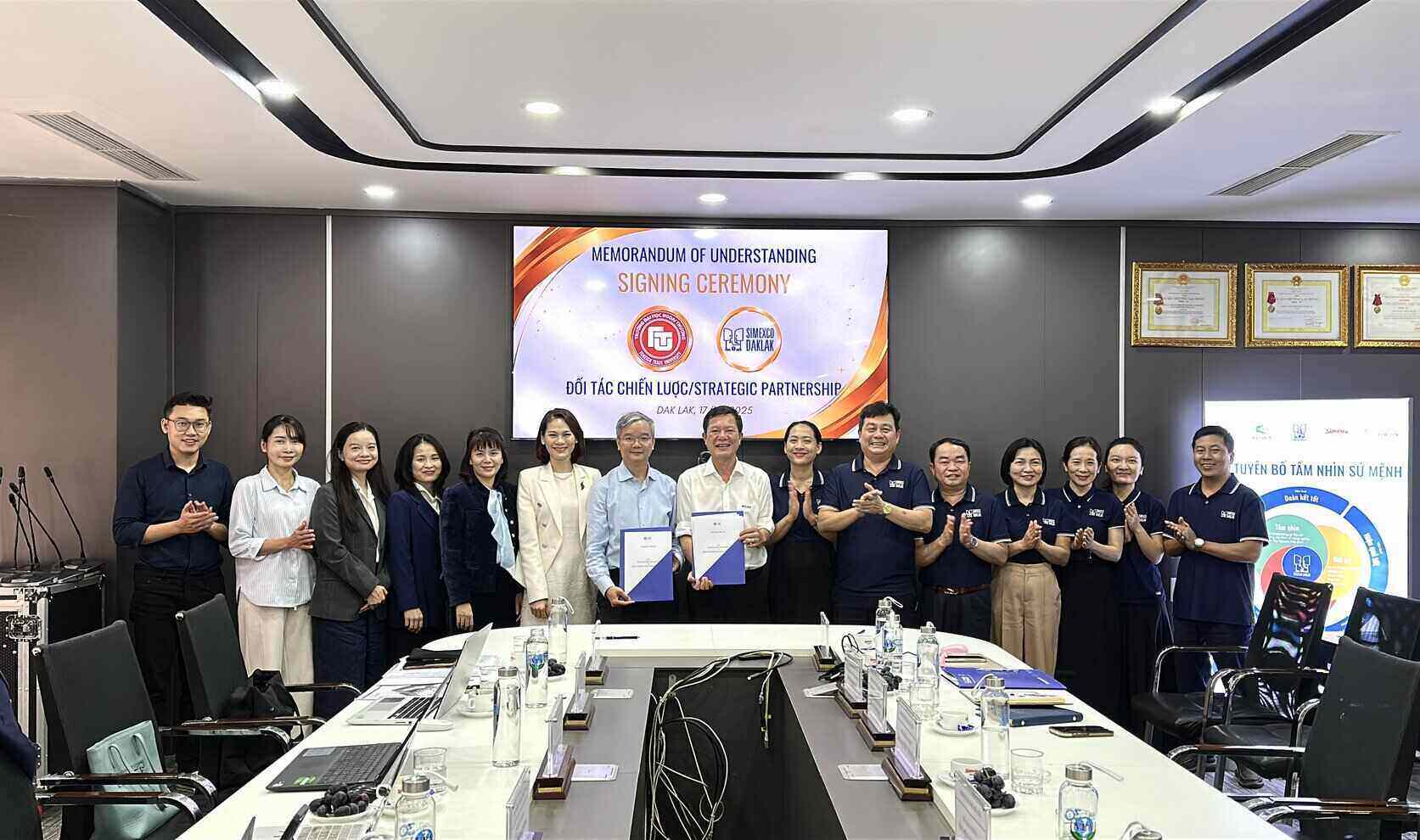 Foreign Trade University and Simexco Dak Lak build a sustainable coffee chain. Photo: Bao Trung