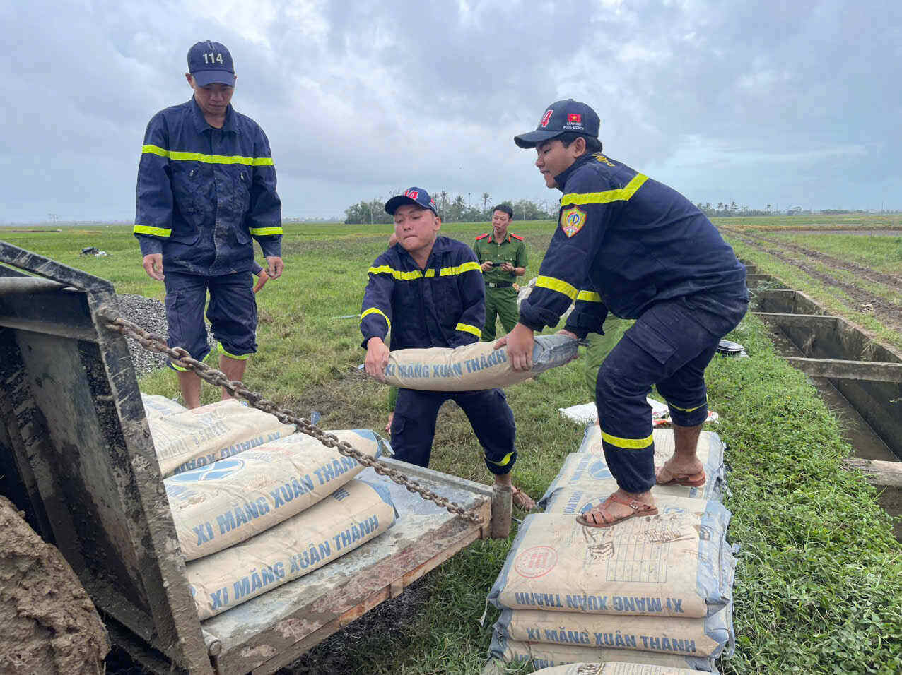 La fuerza policial provincial apoya la construccion de viviendas para personas en zonas afectadas por desastres naturales. Foto: Proporcionada por la policia