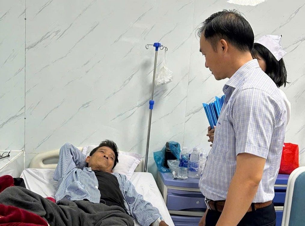 Lanh dao So Y te tinh Quang Ngai den tham hoi suc khoe benh nhan bi ngo doc sau khi an banh my Hong Van. Anh: Vien Nguyen