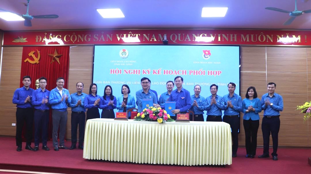 Leaders of the Bac Ninh Provincial Federation of Labor and the Bac Ninh Provincial Youth Union signed a coordination plan. Photo: Bao Han