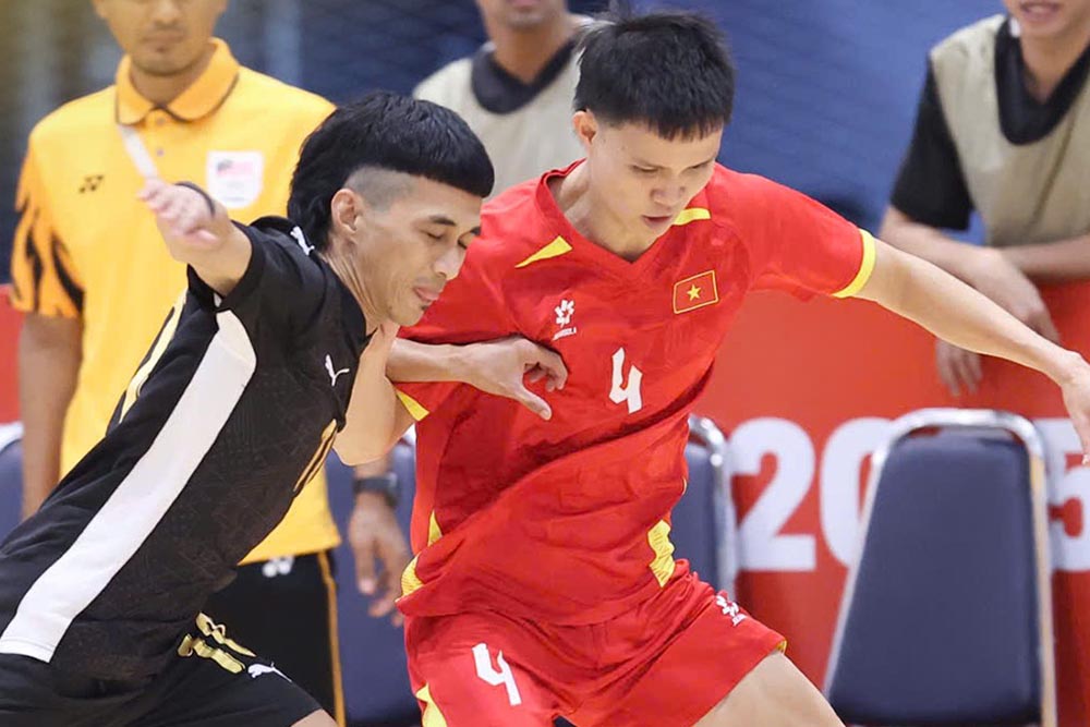 The Vietnam futsal team (red shirt) continues to nurture hope of competing for the gold medal at the 33rd SEA Games. Photo: Thai Son Nam HCMC