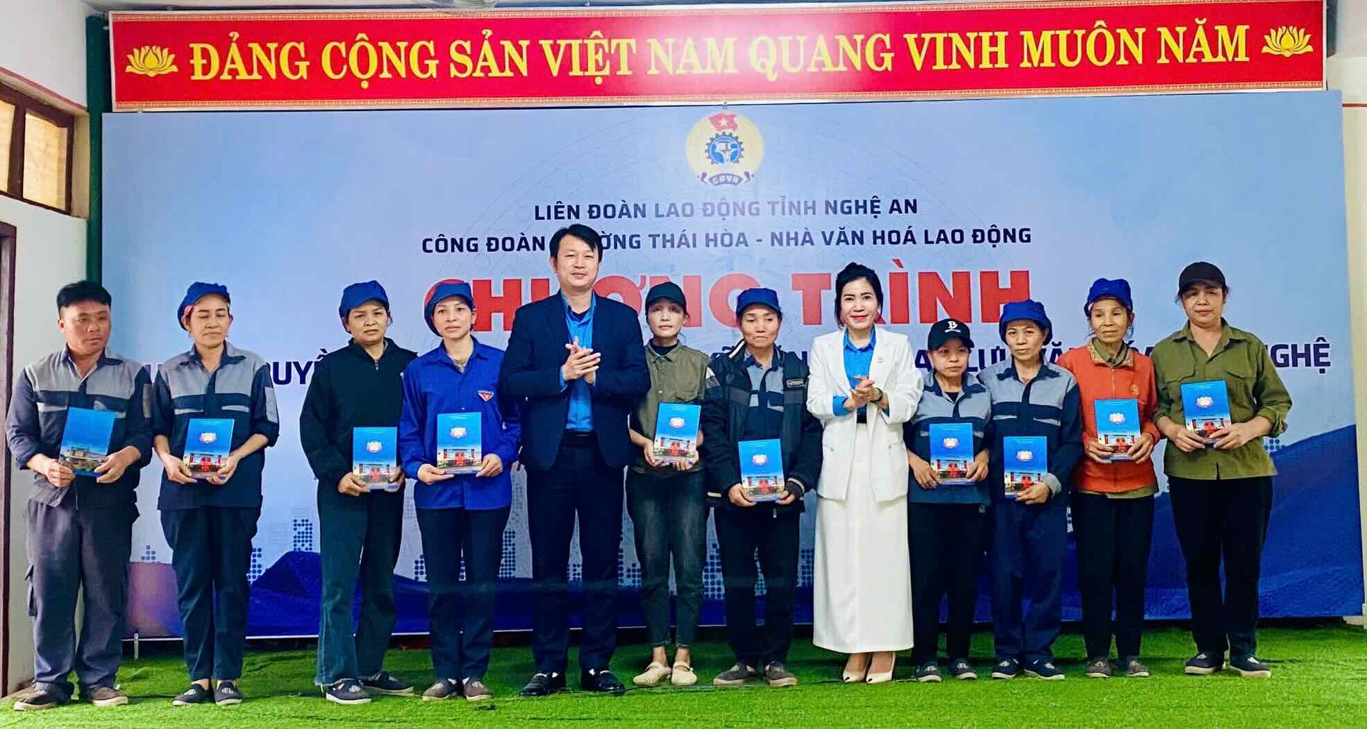 Trao qua cho nhung doan vien, nguoi lao dong kho khan. Anh: Cong doan Nghe An