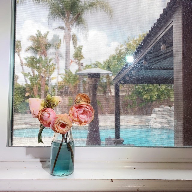 Minh Tuyet bai tri biet thu voi hoa o khu phong canh va cua so huong ra ho boi.