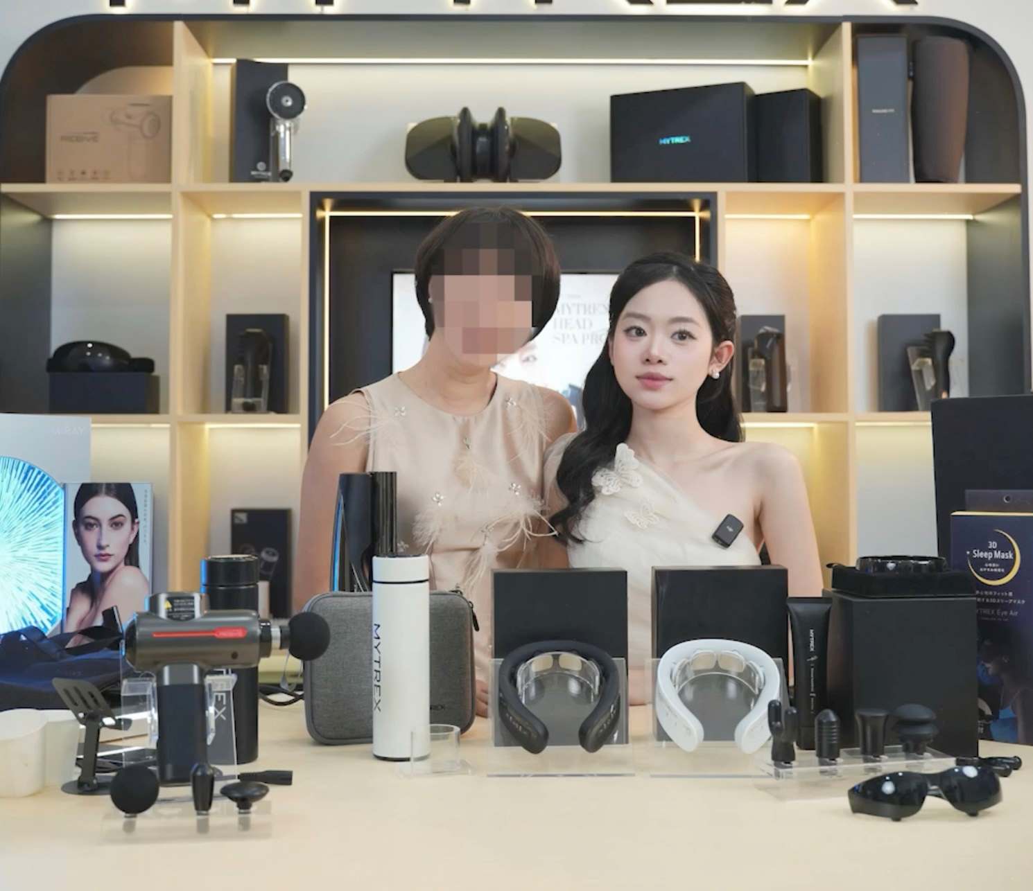 Ms. Minh Thao (right) said that identity authentication via VNeID helps to bring livestream sales activities from a "free" state to responsible sales. Photo: Tuyet Lan