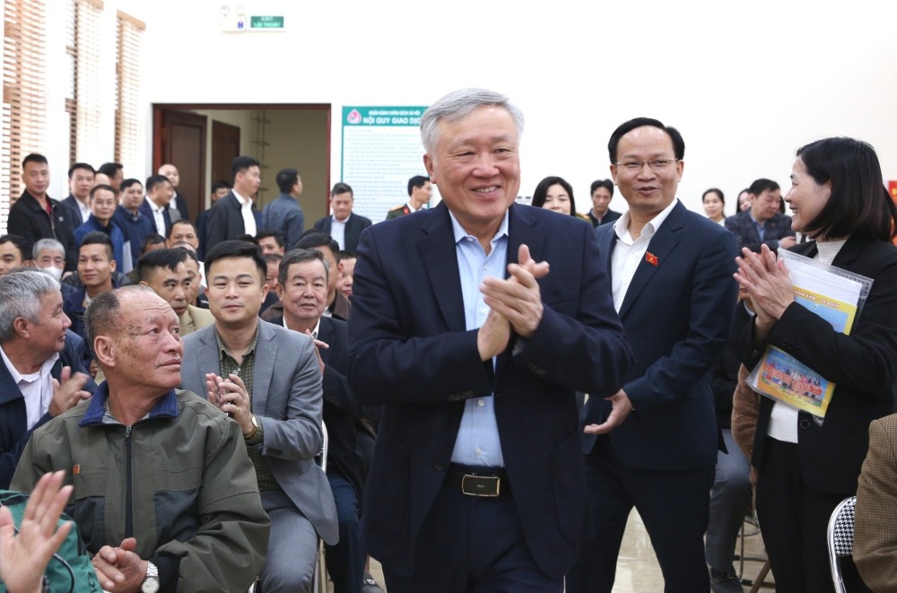 Politburo member and Permanent Deputy Prime Minister Nguyen Hoa Binh said that he will continue to adjust the policy of increasing basic salary in 2026 when there is no new salary table. Photo: VGP