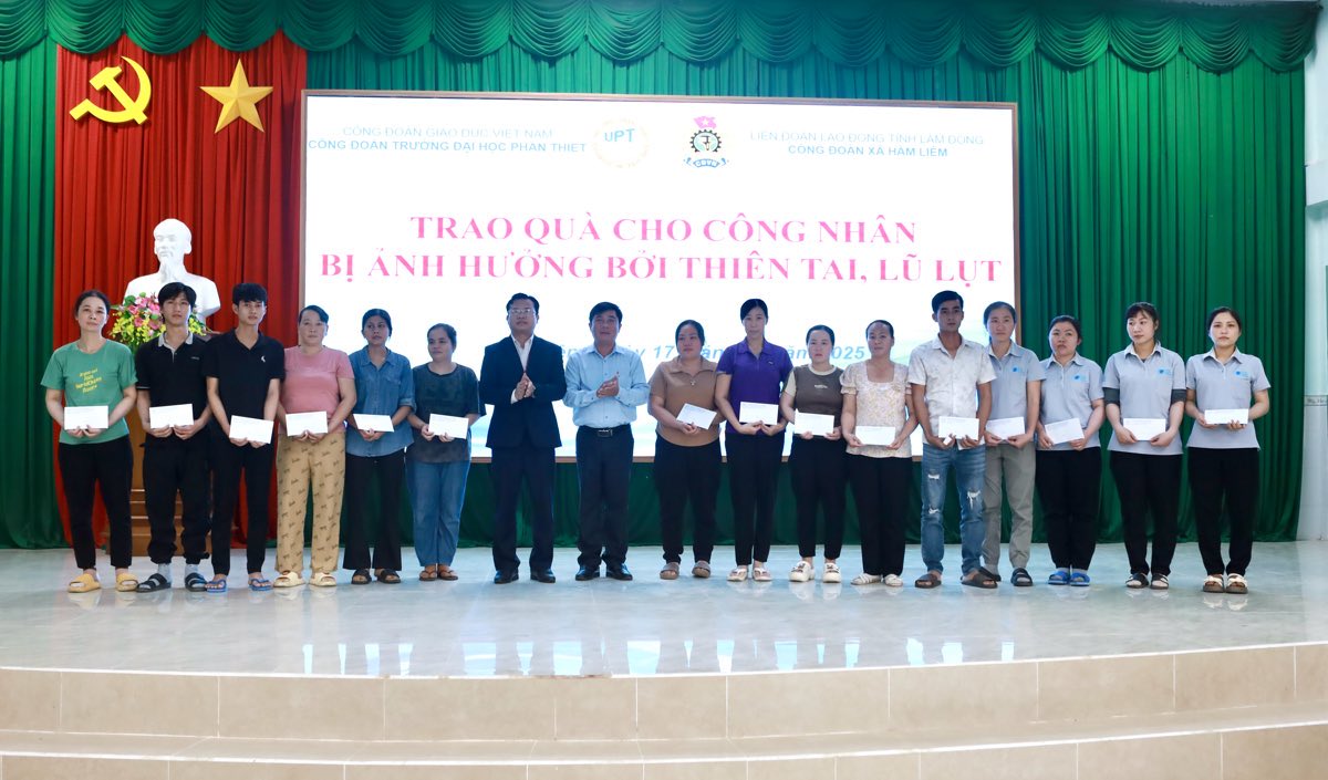 Cac phan qua duoc trao tan tay nguoi lao dong bi thiet hai do thien tai. Anh: Duy Tuan