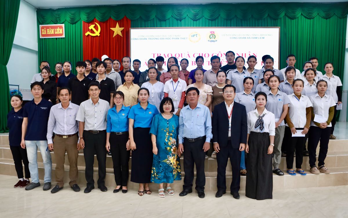 Nhieu cong nhan lam viec tai cac doanh nghiep trong Khu Cong nghiep Phan Thiet duoc nhan qua ho tro. Anh: Duy Tuan